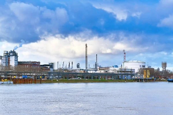 Ludwigshafen, Almanya - Ocak 2022: BASF SE 'nin sanayi binaları, bir Alman çok uluslu kimya şirketi ve dünyanın en büyük kimyasal üreticisi
