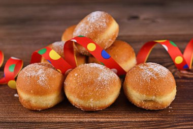 'Berliner Pfannkuchen', yağda kızartılmış hamur şekerinden yapılan reçelli tatlı gibi geleneksel bir Alman çöreği. Karnaval sırasında geleneksel servis.