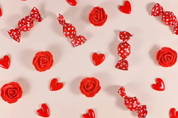 Valentinstagsbonbons Herzförmiges Konfetti Und Rote Rosen Auf Beigem Hintergrund — Stockfoto