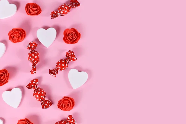 Valentýn Cukroví Srdce Tvaru Konfety Červené Růže Straně Růžové Pozadí — Stock fotografie