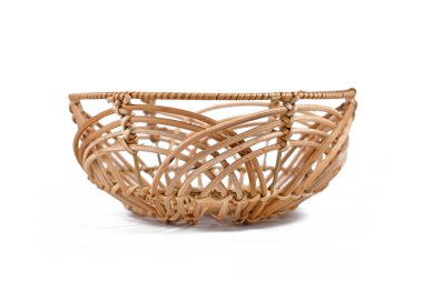 Beyaz arka planda tek tahta sepet kasesi.