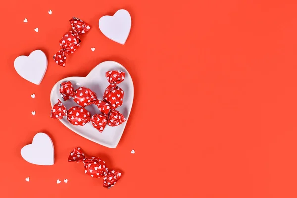 День Святого Валентина Цукерки Конфетті Тарілка Формі Серця Червоному Тлі — стокове фото