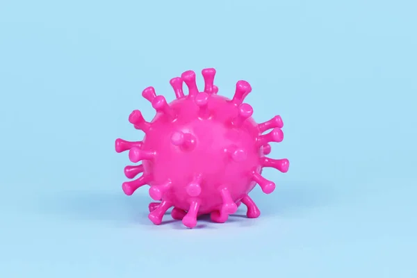 ピンクコロナウイルスモデル青の背景 — ストック写真