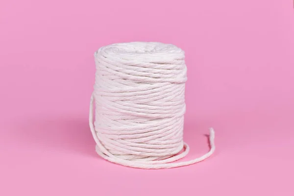 Rotoli Filo Cotone Macrame Lavorazione Sfondo Rosa — Foto Stock