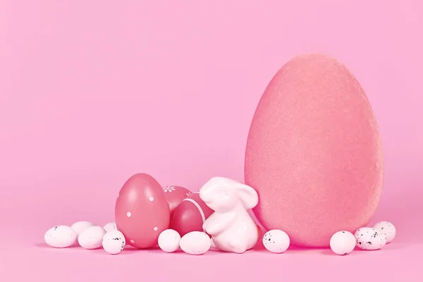 Huevos Pascua Pequeña Escultura Conejo Sobre Fondo Rosa Con Espacio —  Fotos de Stock