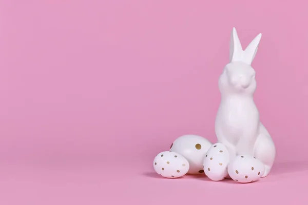 Escultura Conejito Blanco Con Huevos Pascua Sobre Fondo Rosa Con —  Fotos de Stock