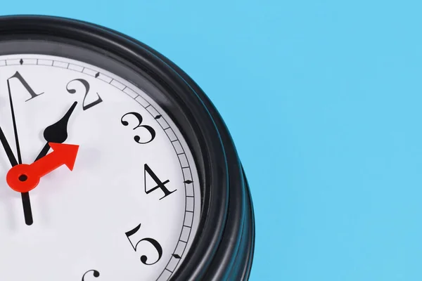 ヨーロッパのコンセプトで夏時間の夏時間の節約のための時間変化 時計を象徴する赤い矢印1時間前になって — ストック写真