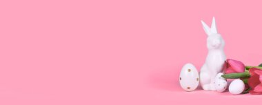 Paskalya tavşanlı pankart, altın noktalı beyaz yumurta ve pembe arkaplanlı lale çiçeği.