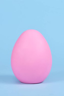 Mavi arka planda tek pembe paskalya yumurtası