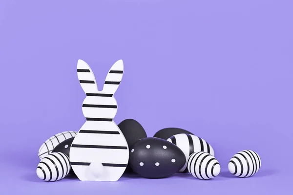Modernes Schwarz Weißes Osterhasenornament Und Eier Auf Violettem Hintergrund — Stockfoto