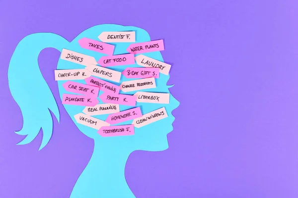 Kadın kafası silueti ile zihinsel yük kavramı ve notlar üzerine birden fazla görev 