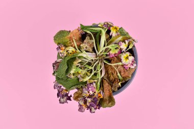 Pembe arka planda solmuş çiçekleri ihmal ettim.