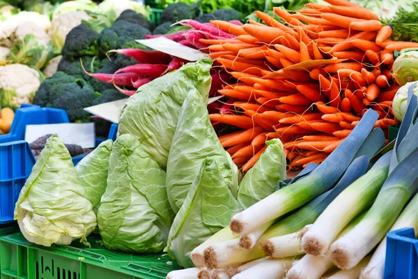 Marketteki havuç ve lahana gibi sebzeler.