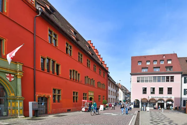 Freiburg Germany April 2022 Bright Red Building Tourist Information Rathausplatz — Fotografia de Stock