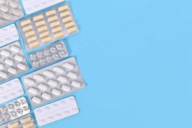 Kapsüller ve haplar mavi arkaplanda kopya alanı olan su toplayıcı paketlerinde