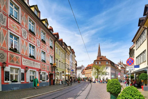 德国弗赖堡 2022年4月 市中心 有一座名为 Baeren酒店 的历史性酒店大楼 商店和人们在阳光明媚的春天路过 — 图库照片