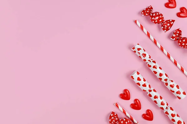 Doces Vermelhos Brancos Com Envolvimento Com Corações Fundo Rosa — Fotografia de Stock
