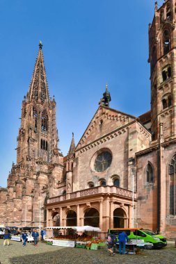 Freiburg, Almanya - Nisan 2022: 'Hotel Baren' adlı tarihi otel binası ile şehir merkezi