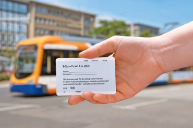 Almanya 'da artan enerji fiyatlarına sahip tüketicilere yardım etmek için toplu taşımacılık için 9 Euro bilet. : Tüm yerel tren ve taşımacılık kuruluşlarında yapılan tüm seyahatler için geçerli)