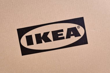 Wiesloch, Almanya - Mayıs 2022: Karton paket kutusunda İsveç mobilya dükkanı IKEA logosu