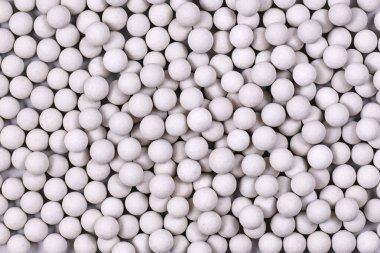 Körlemesine pişirme sırasında kabuğun küçülmesini önlemek için kullanılan seramik turta ağırlıklarının üst görünümü