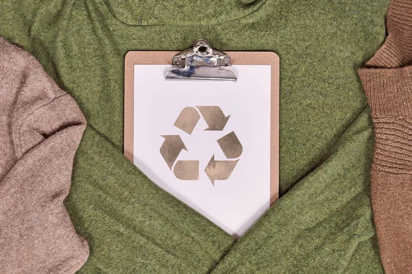Conceito Vestuário Ambientalmente Amigável Produzido Com Suéteres Símbolo Reciclagem — Fotografia de Stock