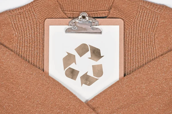 Concepto Para Ropa Ecológica Producida Con Suéter Símbolo Reciclaje — Foto de Stock