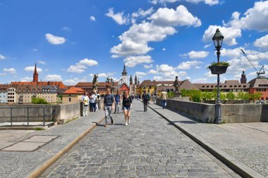 Wurzburg, Almanya - Haziran 2022: Alte Mainbrcke adındaki eski köprü, kentin ve ünlü turistik merkezin bir sembolü.