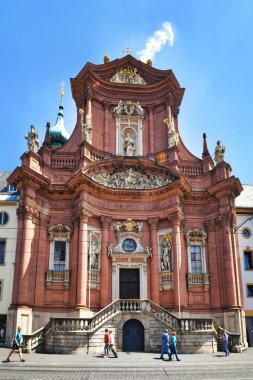 Wurzburg, Almanya - Haziran 2022: 'Haus zum Falken' adlı binada Rococo mimari tarzında sıva süslemeli halk kütüphanesi cephesi