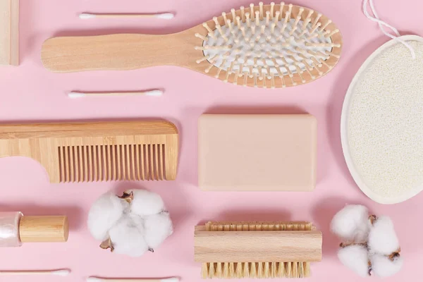 Ekologiczne Drewniane Produkty Kosmetyczne Higieniczne Takie Jak Grzebień Mydło Różowym — Zdjęcie stockowe