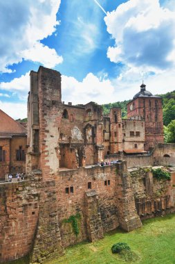 Heidelberg, Almanya - Haziran 2022: Tarihi Heidelberg kalesinde ayakta duran turistler