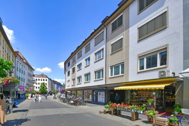 Wurzburg, Almanya - Haziran 2022: Eski kentte yan sokağa 'Plattnerstrasse' denir
