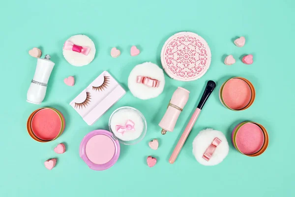 Schattige Roze Make Beauty Producten Zoals Penselen Poeder Lippenstift Teal — Stockfoto