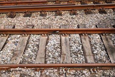 Demiryolu rayları. Düz tabanlı çelik raylar kereste üzerinde destekleniyor