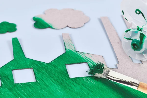 Yeşile boyanmış mukavva fabrikası konsepti