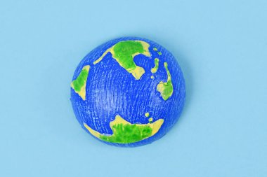 Mavi arka planda küçük gezegen Dünya modeli