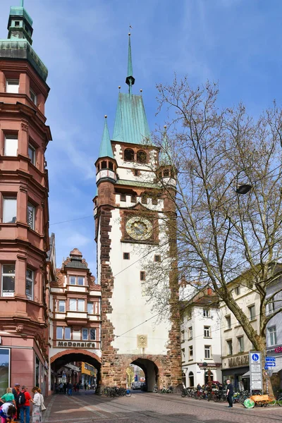 Freiburg Niemcy Kwiecień 2022 Wieża Bramą Zwaną Martinstor Pozostałą Bramą — Zdjęcie stockowe