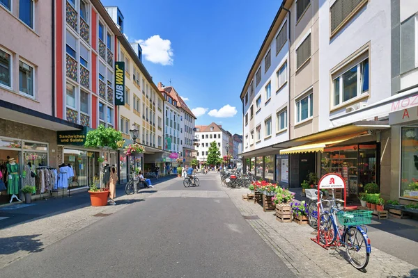 Wurzburg, Almanya - Temmuz 2022: Eski şehir merkezinde dükkanları olan 'Plattnerstrasse' caddesi
