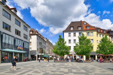 Wurzburg, Almanya - Temmuz 2022: Eski şehir merkezinde dükkanları olan küçük kasaba meydanı