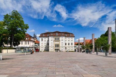 Ludwigsburg, Almanya - Temmuz 2022: Belediyeli 'Rathausplatz' adlı kasaba meydanı