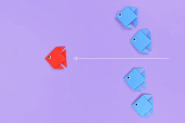 Червона Орігамі Паперова Риба Плаває Попереду Лінії Блакитної Риби Концепція — стокове фото