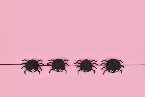 Хеллоуїн Гірлянда Милими Круглими Павуками Огидними Очима Рожевому Тлі Копіювальним — стокове фото