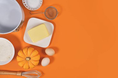 Turuncu arkaplandaki kabak turtası için içerik ve pişirme araçları