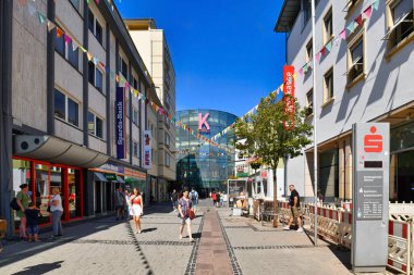 Kaiserslautern, Almanya - Ağustos 2022: 'Fackelstrasse' adlı alışveriş caddesi ve şehir merkezinde 'K' adında bir alışveriş merkezi
