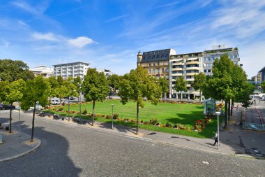 Mannheim, Almanya - Eylül 2022: Güneşli bir günde Mannheim şehir merkezinde 'Friedrichsplatz' adlı kamu parkının bir bölümü