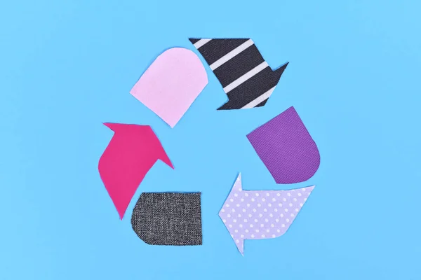 Pfeil Symbol Für Textilrecycling Aus Alten Kleidungsstücken — Stockfoto