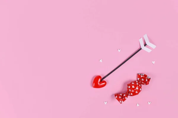 Doces Vermelhos Com Corações Pequenos Flecha Amor Fundo Rosa Com — Fotografia de Stock