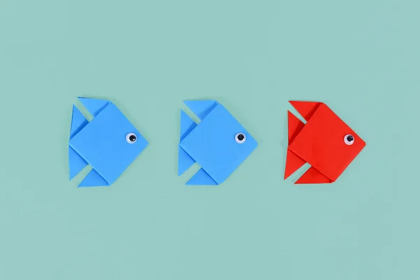 Червона Орігамі Паперова Риба Плаває Перед Блакитною Рибою Концепція Відкриття — стокове фото