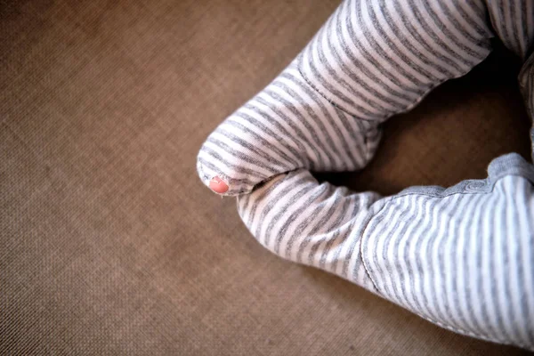 Детская одежда с дыркой в ноге — стоковое фото