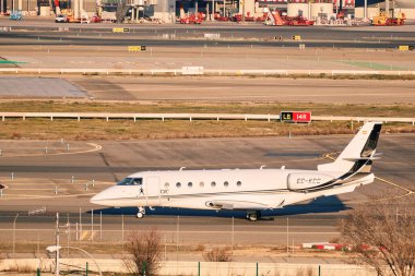 Madrid, İspanya - 16 Ocak 2022. Cristiano Ronaldo uçağı Adolfo Suarez Madrid Barajas havaalanında.